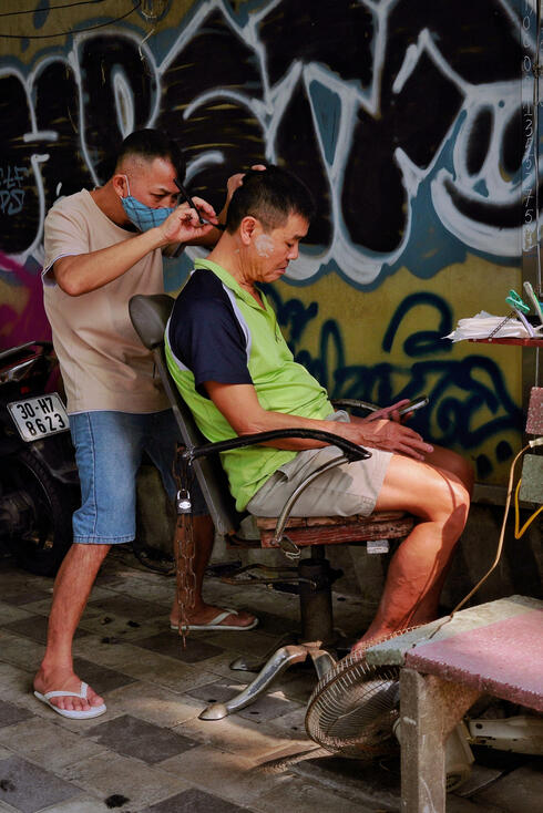 Roadside barber, Hanoi Roadside barber, Hanoi